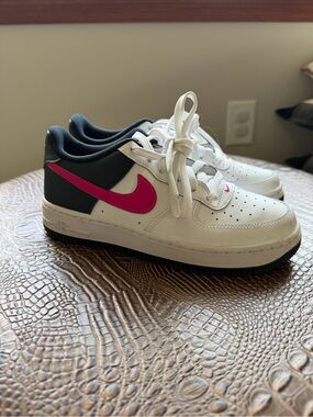Nike Low-Top Sneakers White, Navy & Hot Pink Swoosh- Big kids size 4.5Y